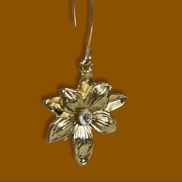 💍 Fire Glow Goldtone Dangle Earrings with Crystal Center - Picture 6 of 13